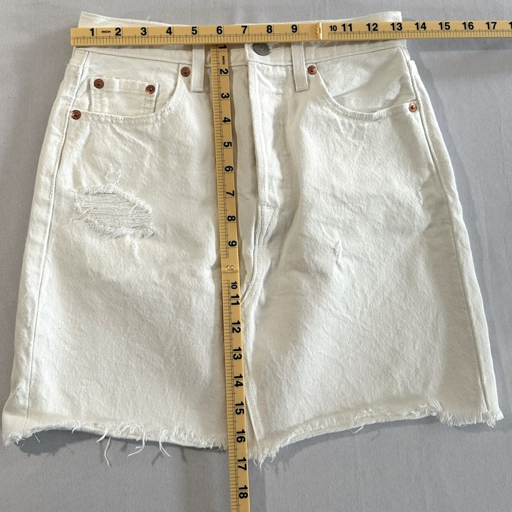 Levi's Denim High Rise Deconstructed Button Fly White Jean Skirt Raw Hem Sz 25 - Picture 12 of 13